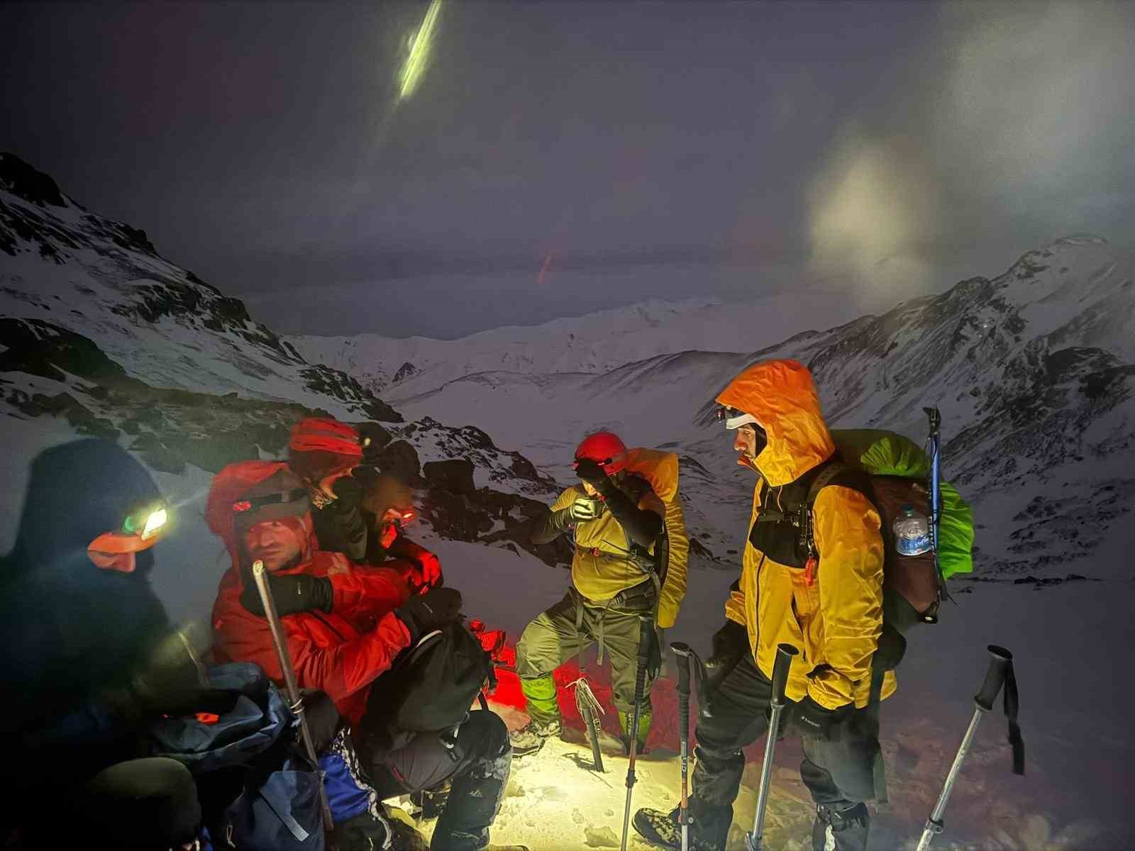 Demirkapı Tepesi’ne kış zirve tırmanışı
