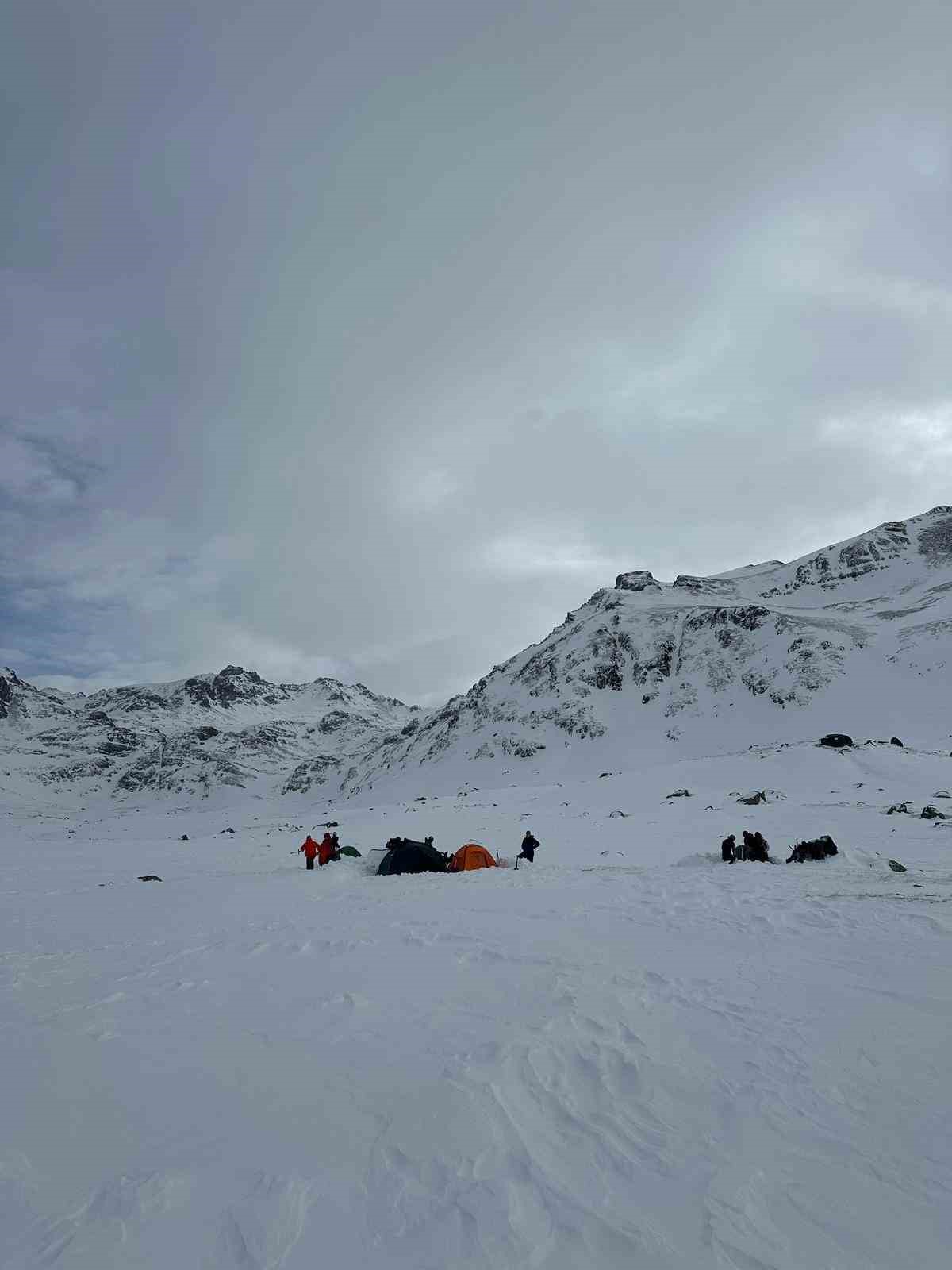 Demirkapı Tepesi’ne kış zirve tırmanışı
