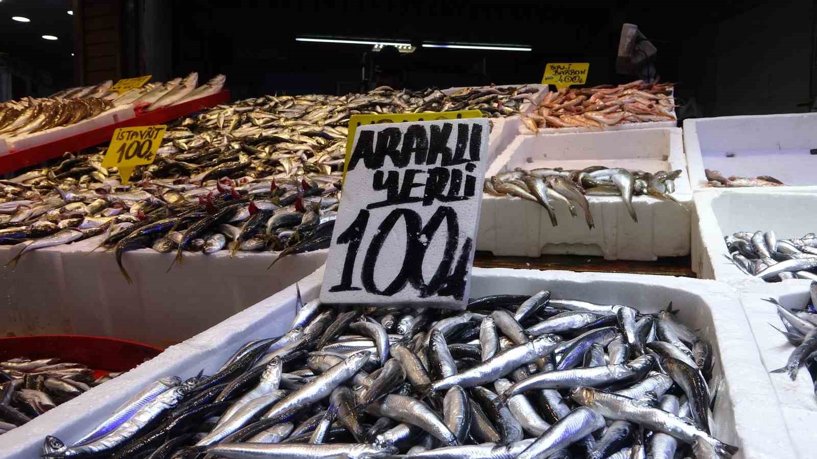 Denizdeki fırtına avını etkilese de balık fiyatlarını etkilemedi
