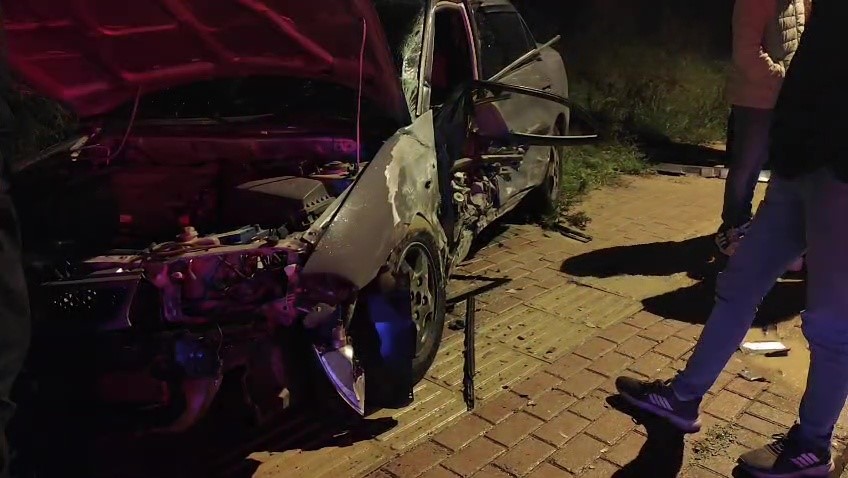 Direğe çarptı, hurdaya dönen araçtan yaralanmadan çıktı
Direğe çarptı, hurdaya dönen araçtan yaralanmadan çıktı