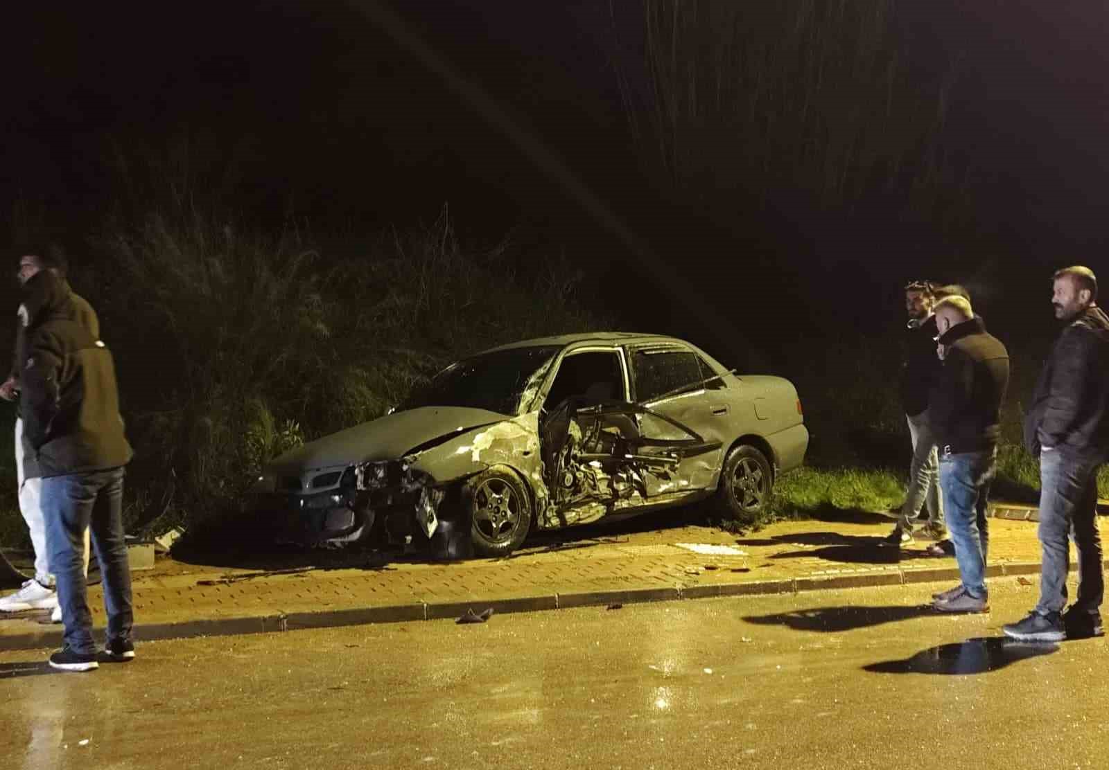 Direğe çarptı, hurdaya dönen araçtan yaralanmadan çıktı
Direğe çarptı, hurdaya dönen araçtan yaralanmadan çıktı