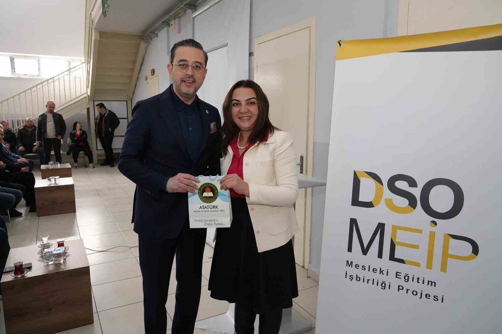 DSO Başkan Kasapoğlu mesleki eğitim iş birliği projesinde velilerle buluştu
DSO Başkan Kasapoğlu mesleki eğitim iş birliği projesinde velilerle buluştu