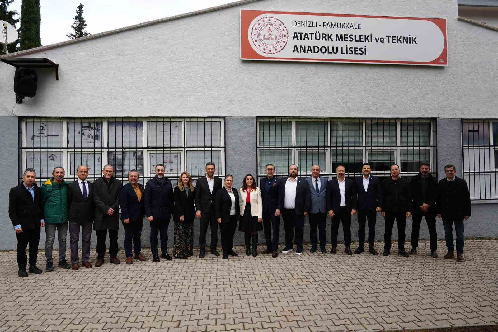 DSO Başkan Kasapoğlu mesleki eğitim iş birliği projesinde velilerle buluştu
DSO Başkan Kasapoğlu mesleki eğitim iş birliği projesinde velilerle buluştu