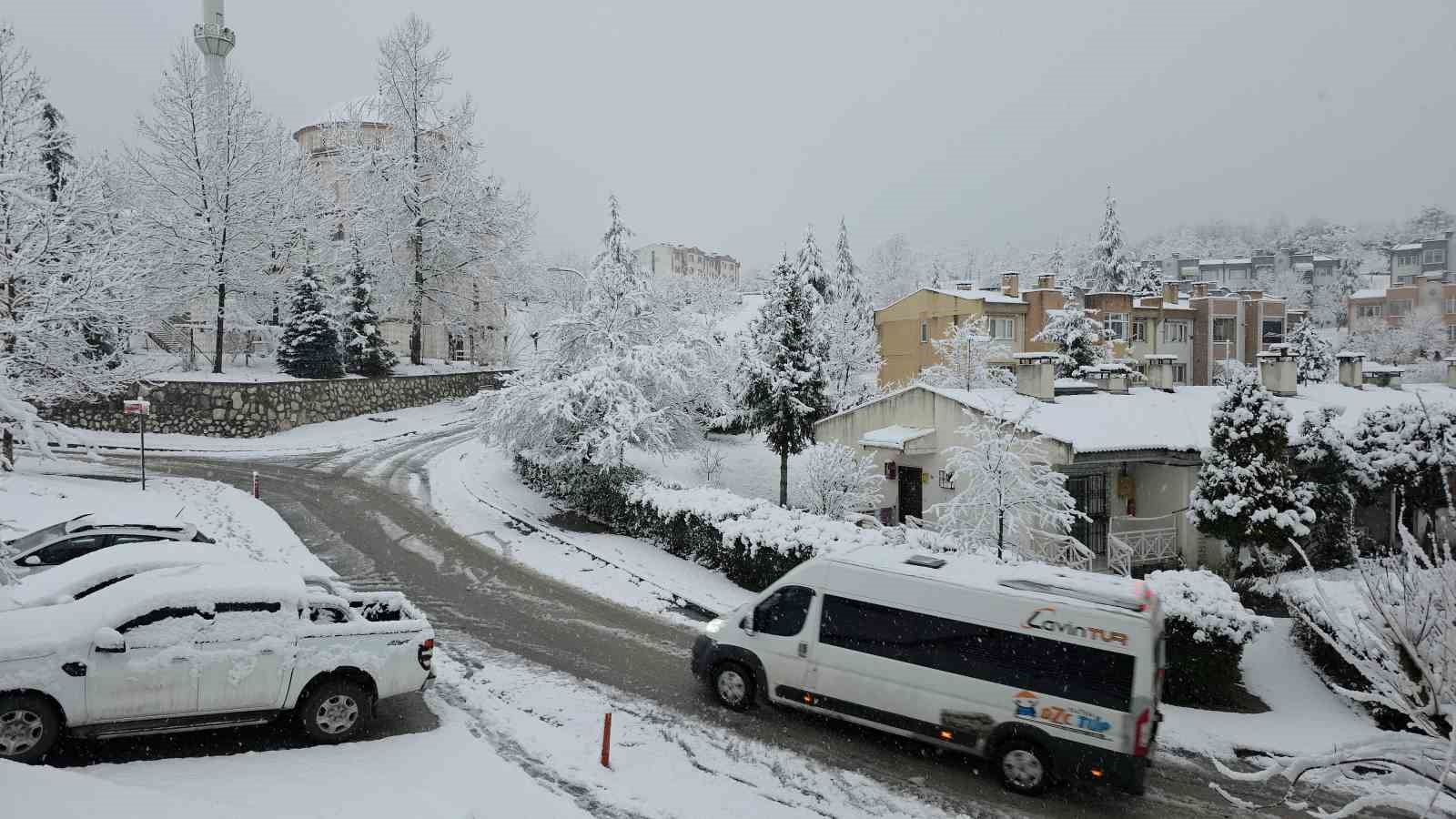 Düzce’de kar sürprizi
Düzce’de kar sürprizi