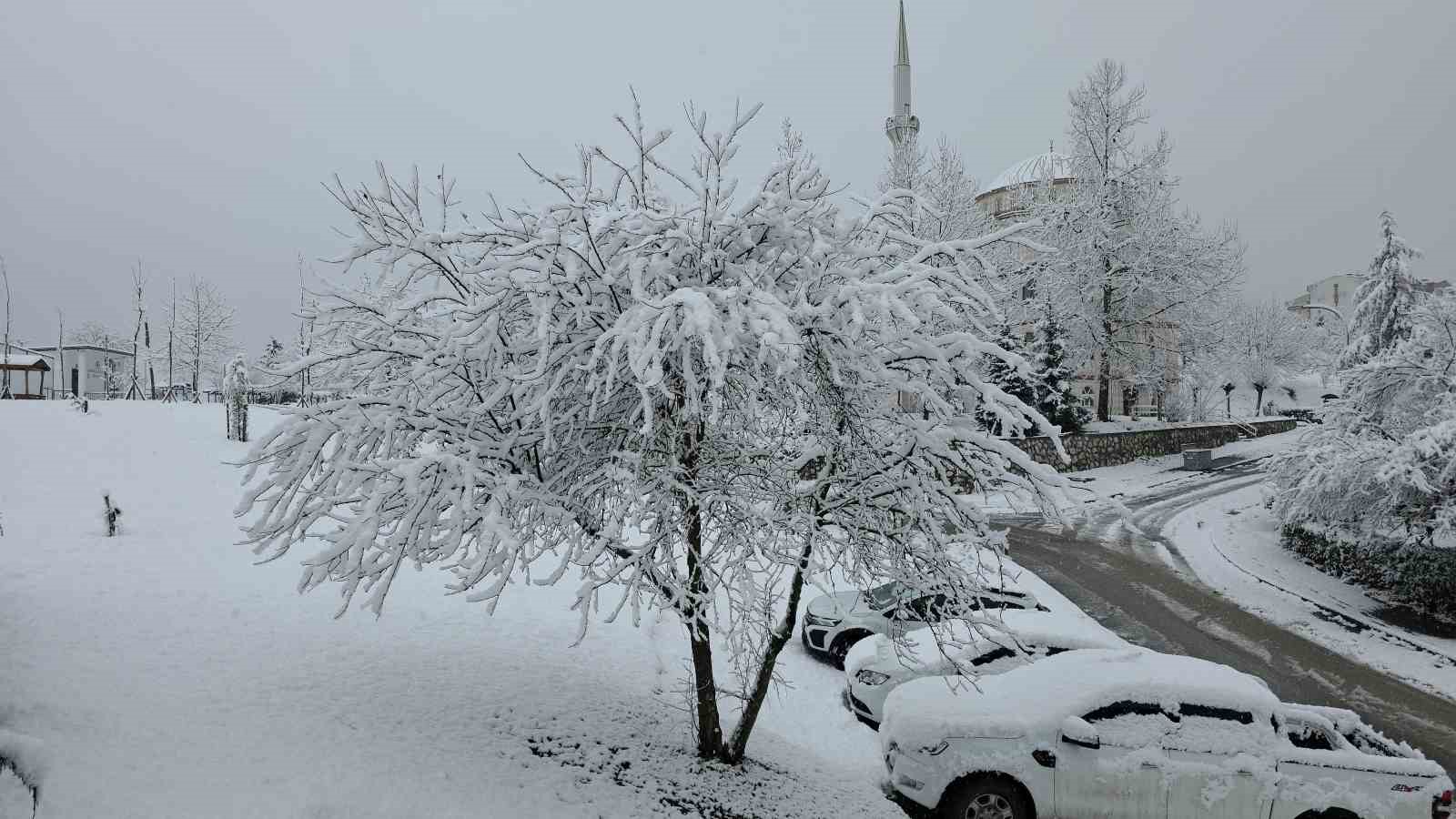 Düzce’de kar sürprizi
Düzce’de kar sürprizi