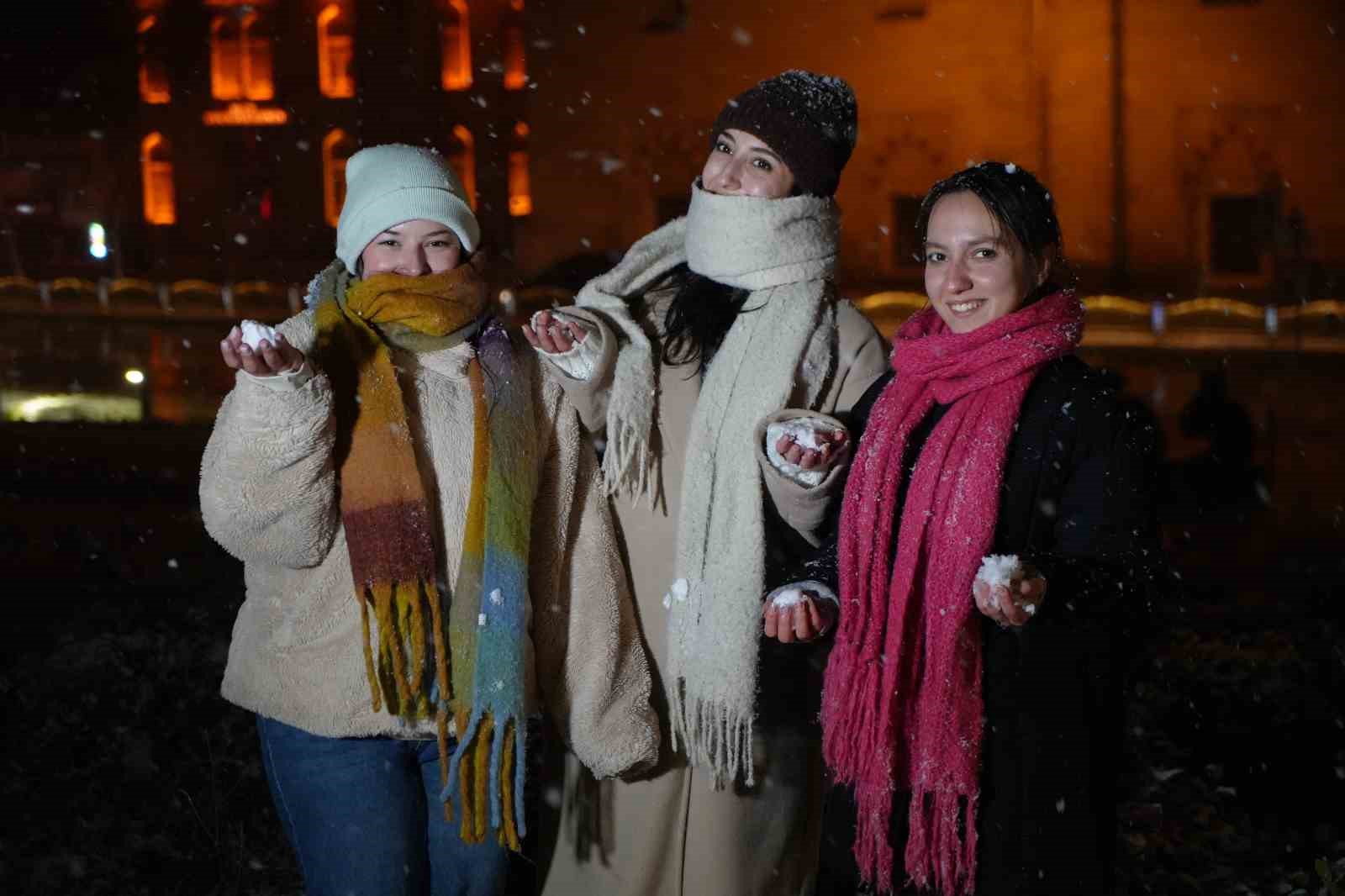 Edirne’de kar sevinci: Vatandaşlar beyaz örtünün tadını çıkardı
Edirne’de kar sevinci: Vatandaşlar beyaz örtünün tadını çıkardı