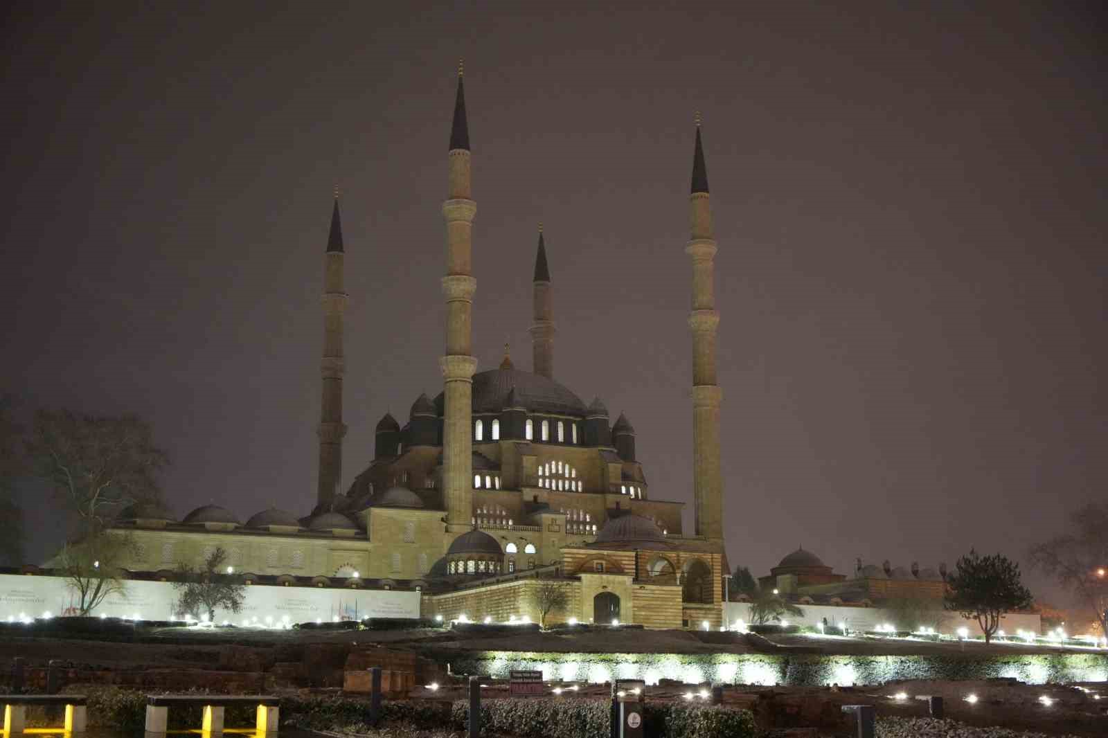 Edirne’de kar sevinci: Vatandaşlar beyaz örtünün tadını çıkardı
Edirne’de kar sevinci: Vatandaşlar beyaz örtünün tadını çıkardı