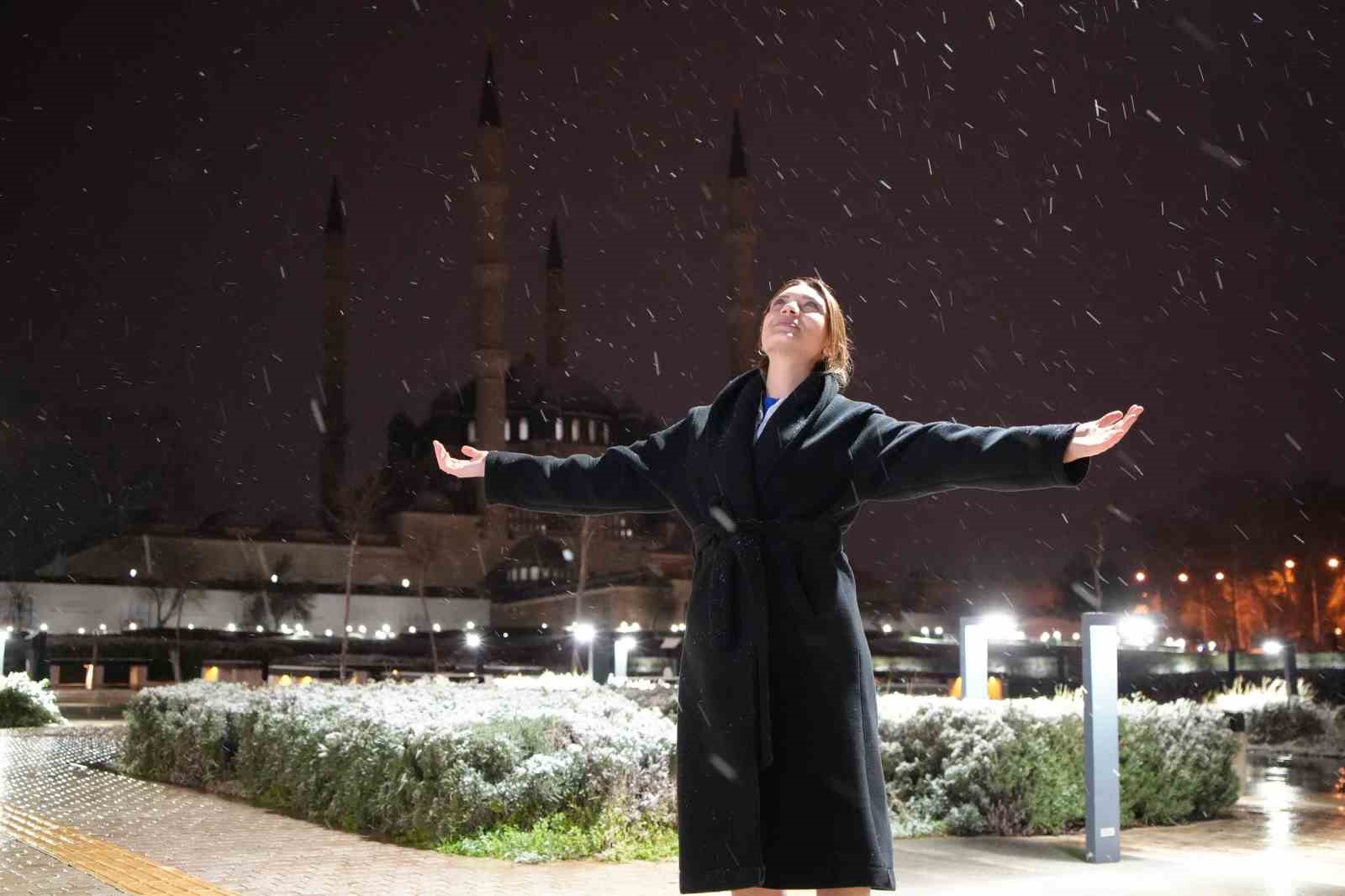 Edirne’de kar sevinci: Vatandaşlar beyaz örtünün tadını çıkardı
Edirne’de kar sevinci: Vatandaşlar beyaz örtünün tadını çıkardı