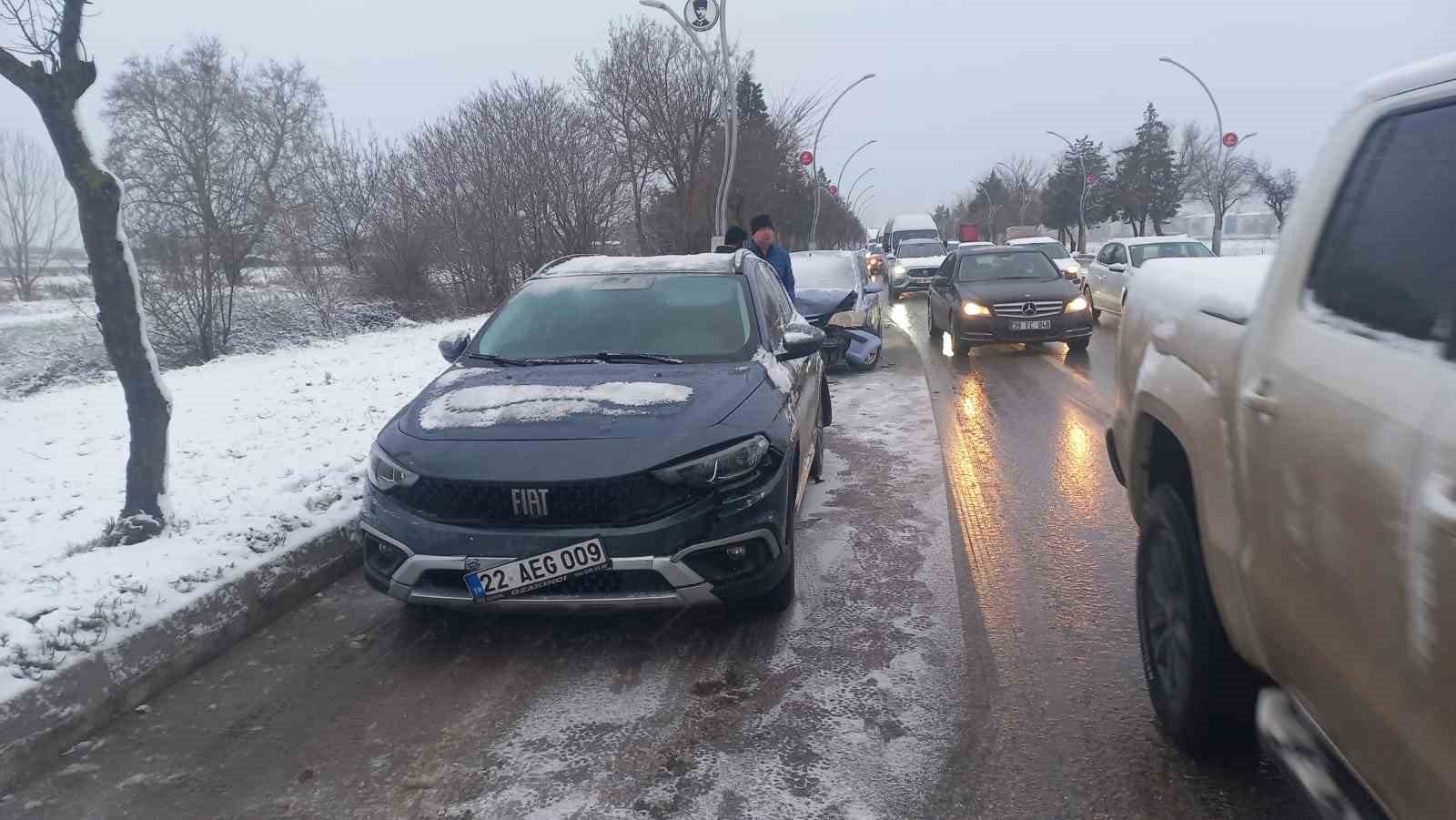 Edirne’de kar yağışında zincirleme kaza: 9 araç birbirine girdi
