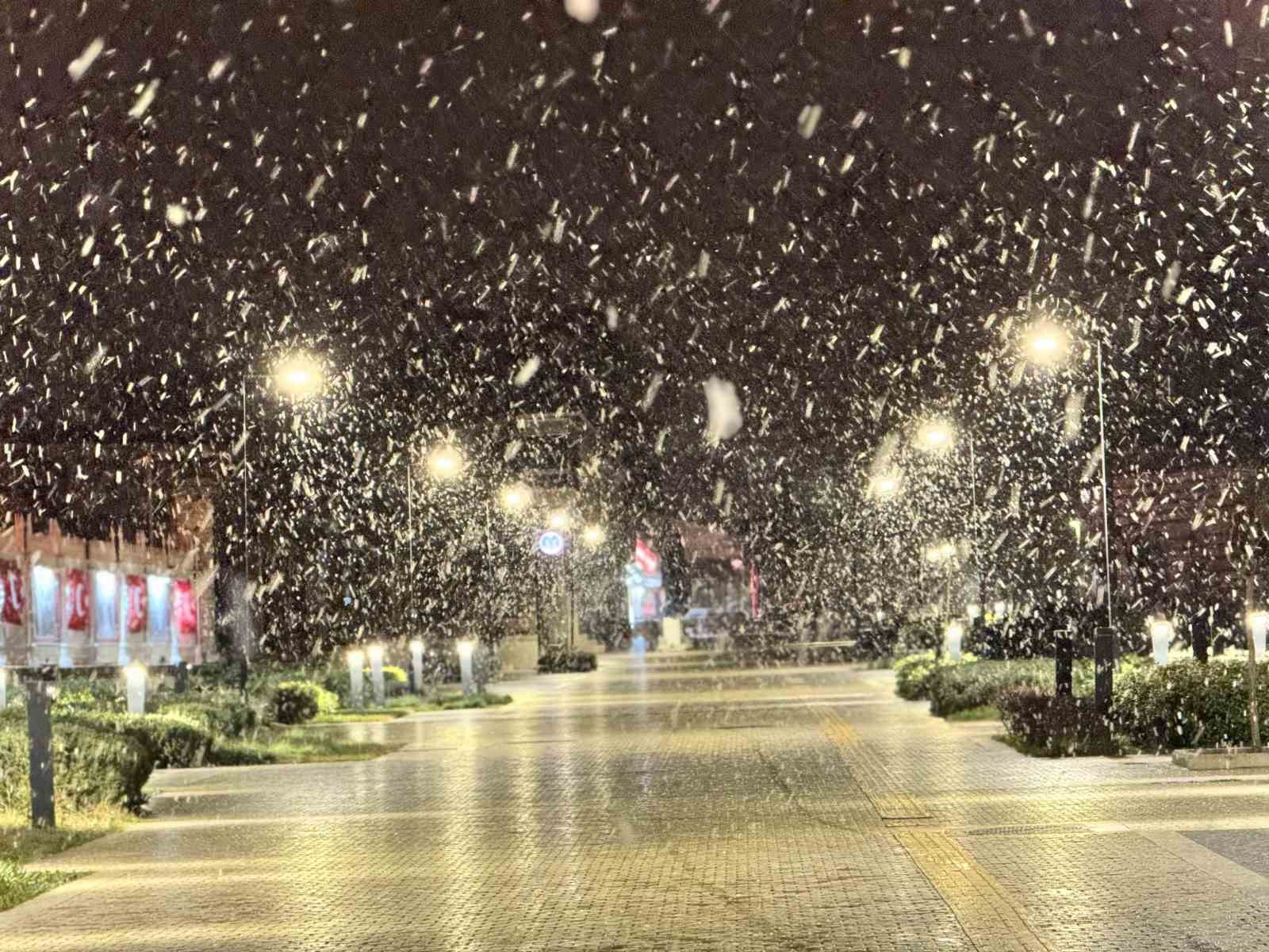 Edirne’de yoğun kar yağışı etkili oluyor
Edirne’de yoğun kar yağışı etkili oluyor