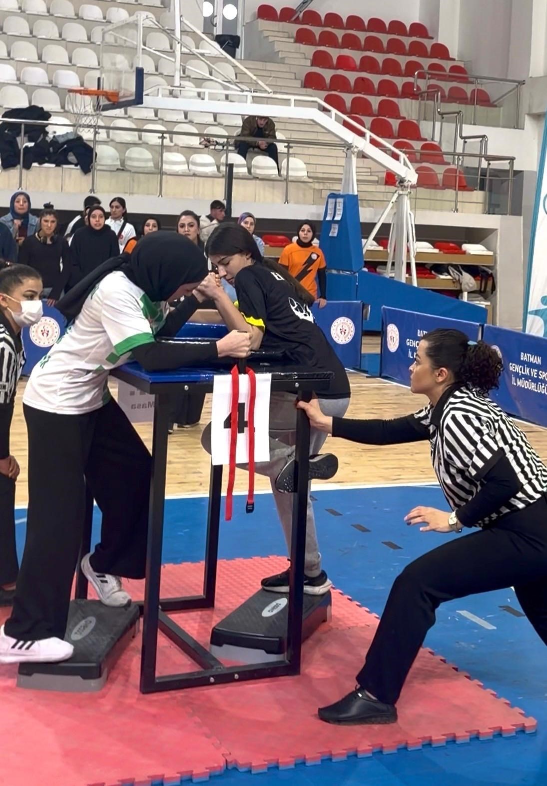 Elazığ’a bilek güreşinde 3 madalya
