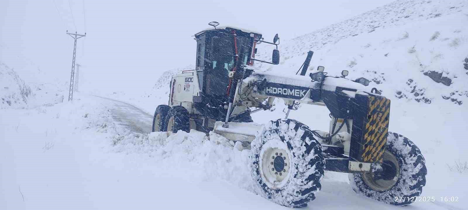 Elazığ’da 323 köy yolu ulaşıma kapandı
Elazığ’da 323 köy yolu ulaşıma kapandı