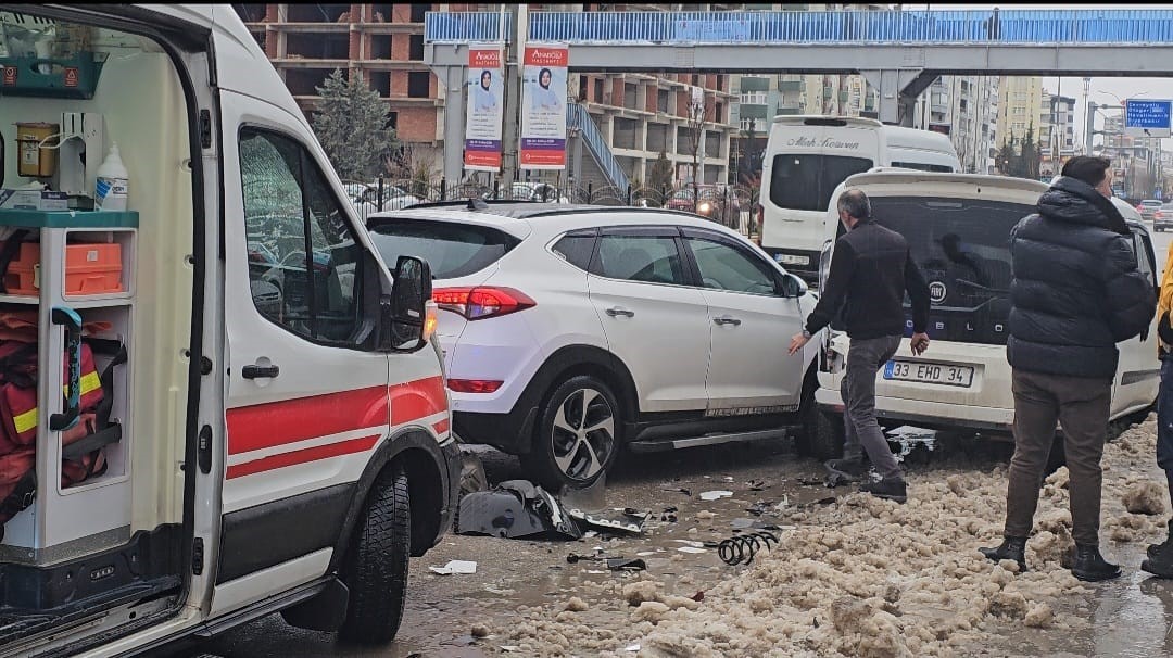 Elazığ’da otomobil ile taksi çarpıştı: 1 yaralı
Elazığ’da otomobil ile taksi çarpıştı: 1 yaralı