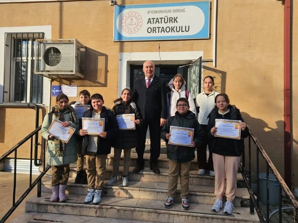 Emirdağ Ortaokulu’nun ‘Ayın Öğrencileri’ ödüllendirildi
Emirdağ Ortaokulu’nun ‘Ayın Öğrencileri’ ödüllendirildi