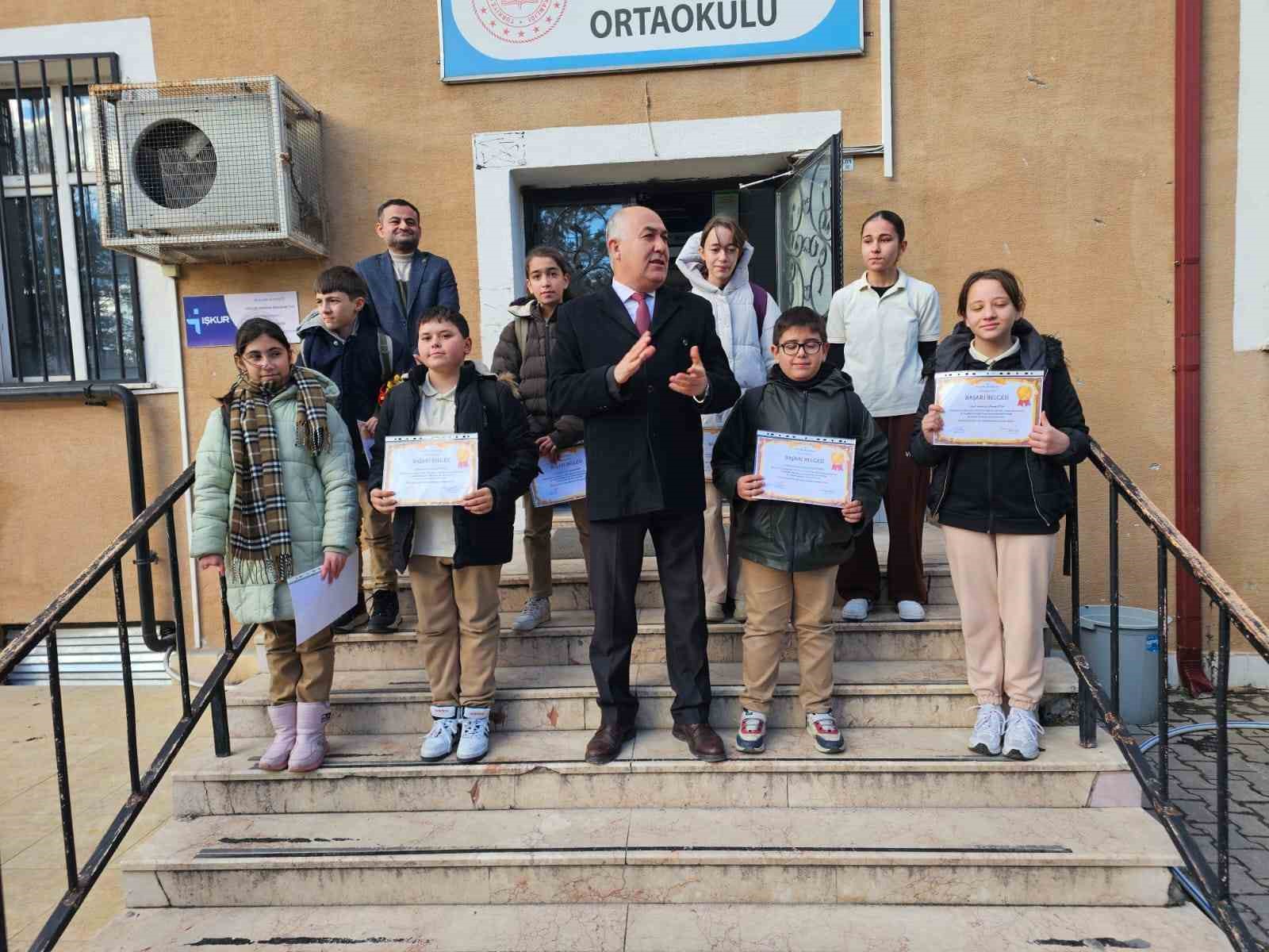 Emirdağ Ortaokulu’nun ‘Ayın Öğrencileri’ ödüllendirildi
Emirdağ Ortaokulu’nun ‘Ayın Öğrencileri’ ödüllendirildi