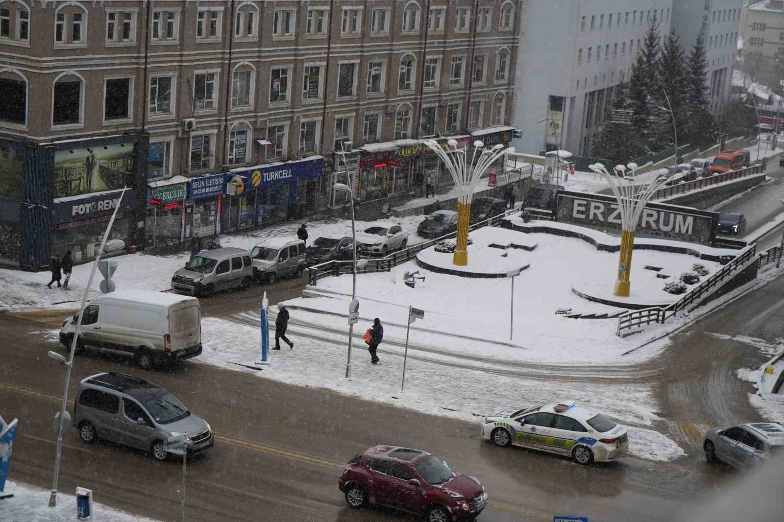 Erzurum’da kar yağışı etkili oluyor
