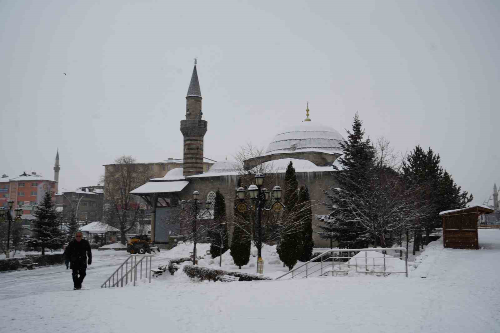Erzurum’da kar yağışı etkili oluyor
