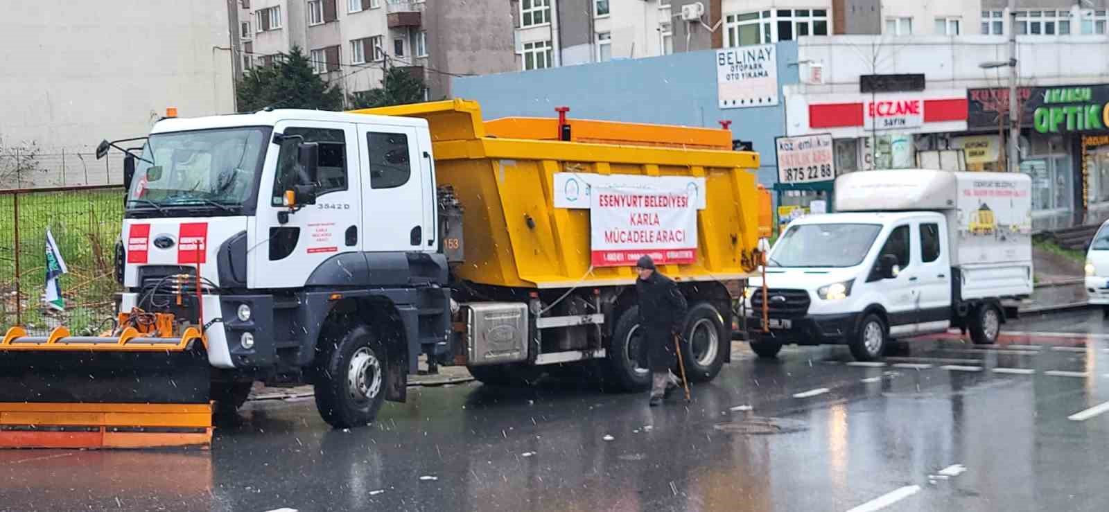 Esenyurt Belediyesi olumsuz hava şartlarına karşı 24 saat görev başında
