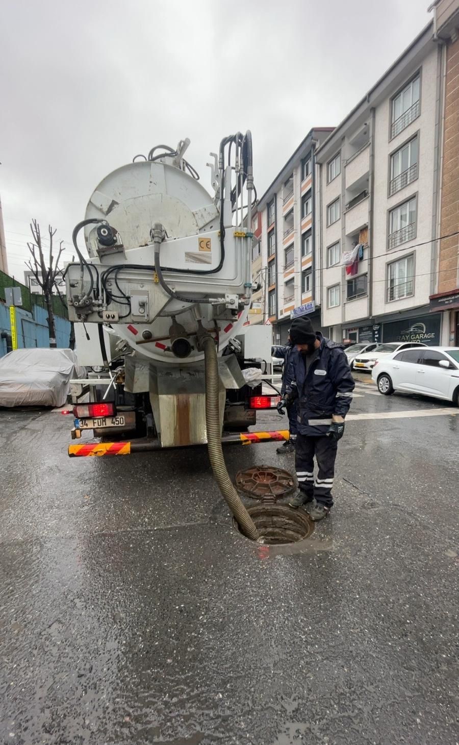 Esenyurt Belediyesi olumsuz hava şartlarına karşı 24 saat görev başında
