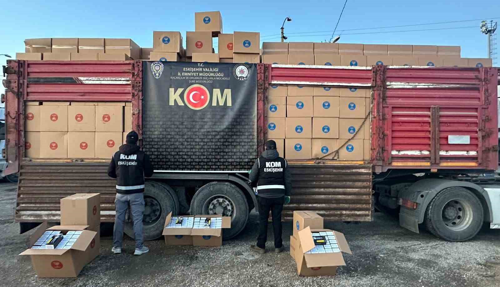 Eskişehir’de 7 milyon 300 bin dal makaron, 1 ton kaçak tütün ele geçirildi
Eskişehir’de 7 milyon 300 bin dal makaron, 1 ton kaçak tütün ele geçirildi