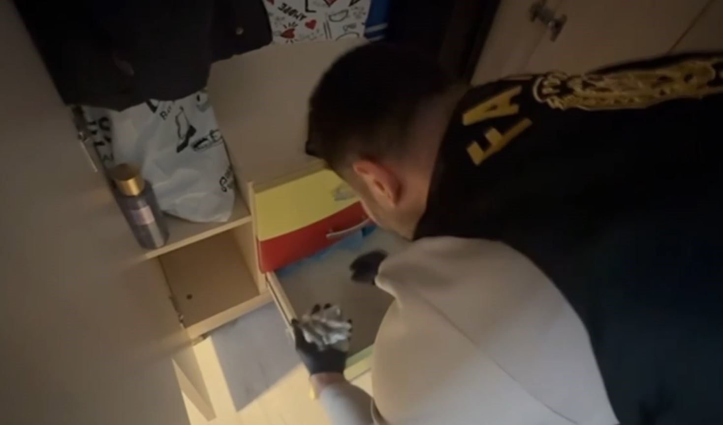 Fatih’te gündüz vakti bir eve ateş açıldı: Uyuşturucu ve silahla yakalanan şahıs tutuklandı
Fatih’te gündüz vakti bir eve ateş açıldı: Uyuşturucu ve silahla yakalanan şahıs tutuklandı