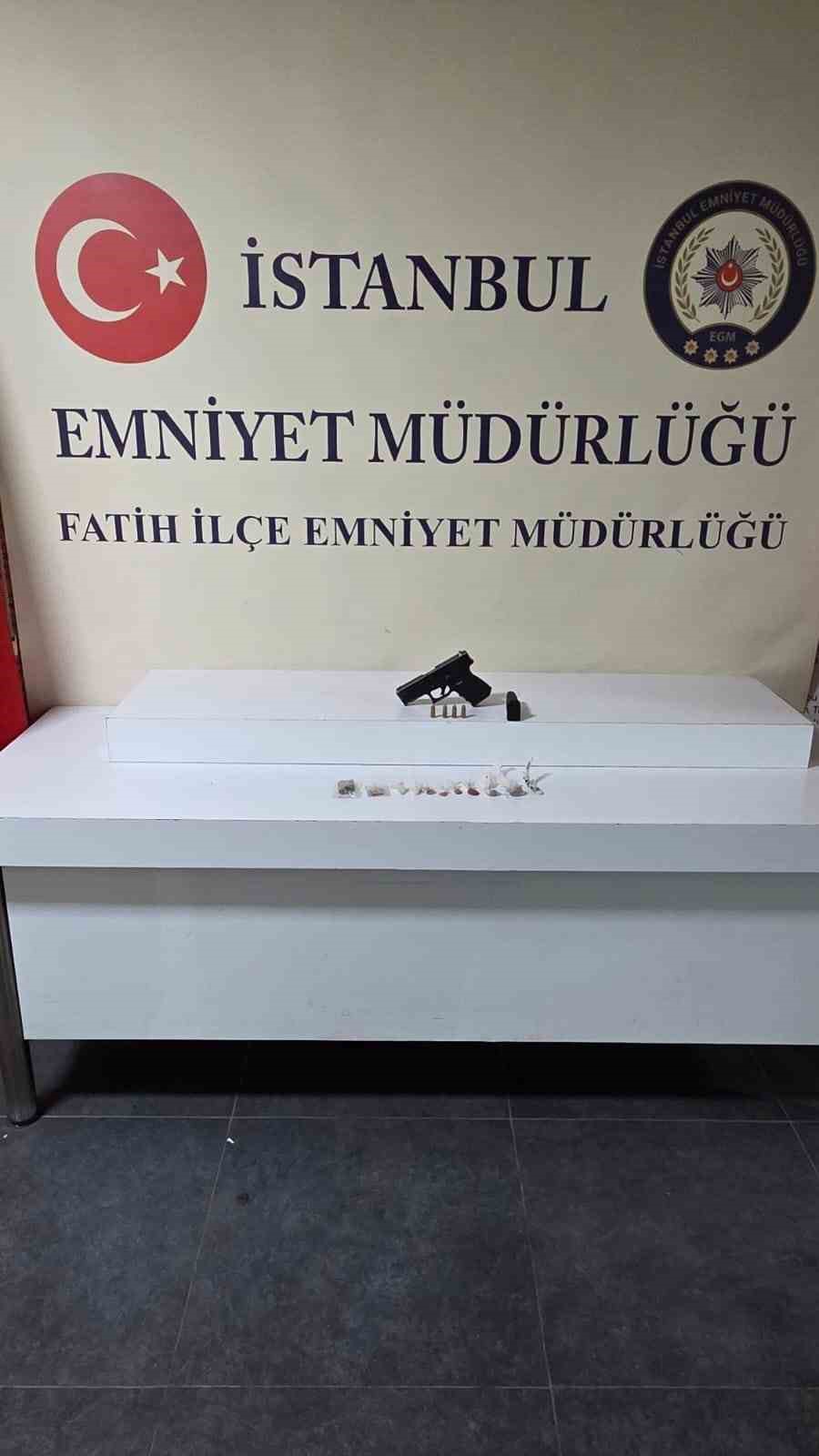 Fatih’te gündüz vakti bir eve ateş açıldı: Uyuşturucu ve silahla yakalanan şahıs tutuklandı
Fatih’te gündüz vakti bir eve ateş açıldı: Uyuşturucu ve silahla yakalanan şahıs tutuklandı