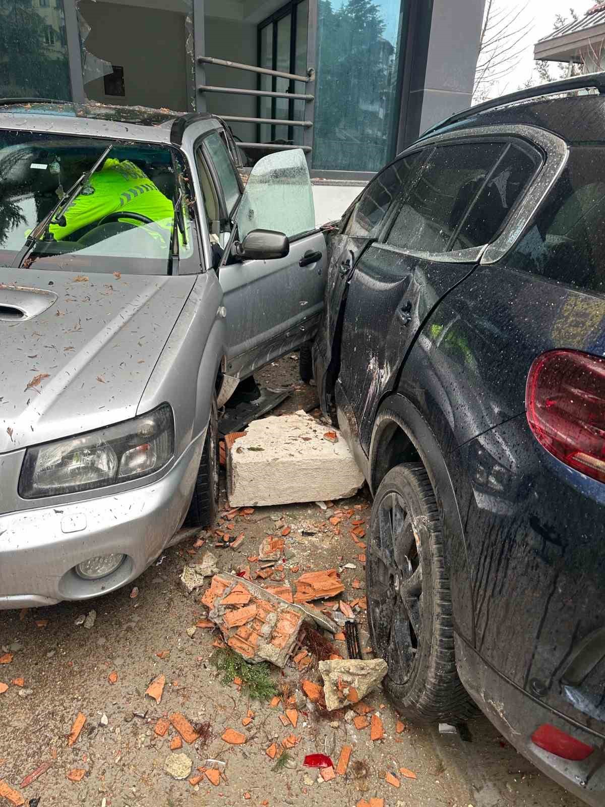 Fren yerine gaza basan sürücünün yaptığı akıl almaz kaza kameraya yansıdı
