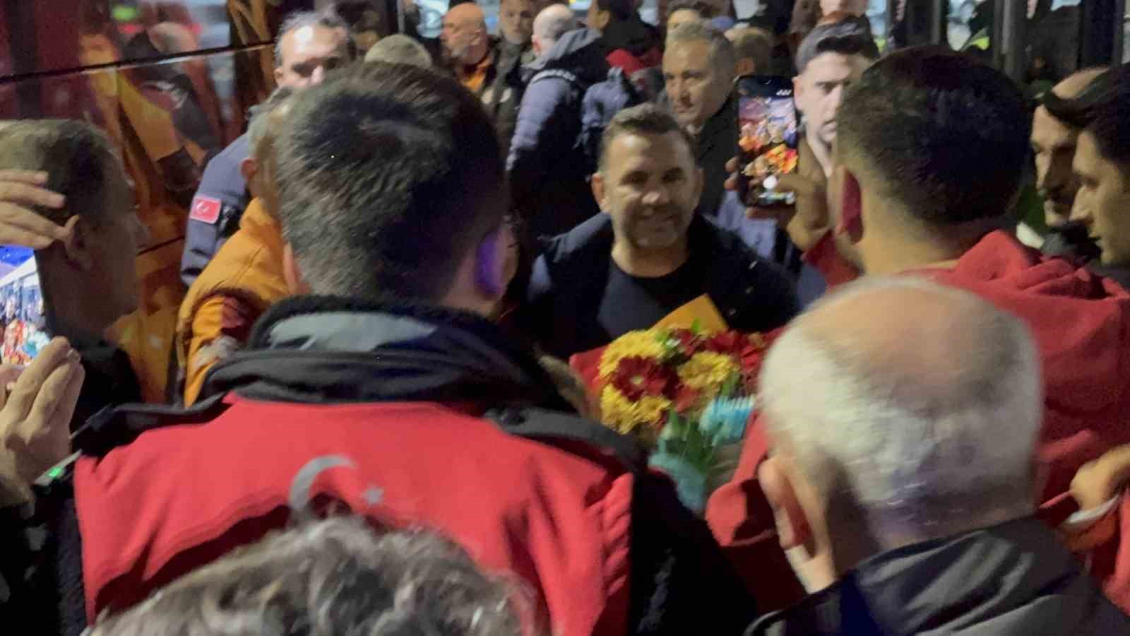 Galatasaray, Fethiye’de çiçeklerle karşılandı
Galatasaray, Fethiye’de çiçeklerle karşılandı