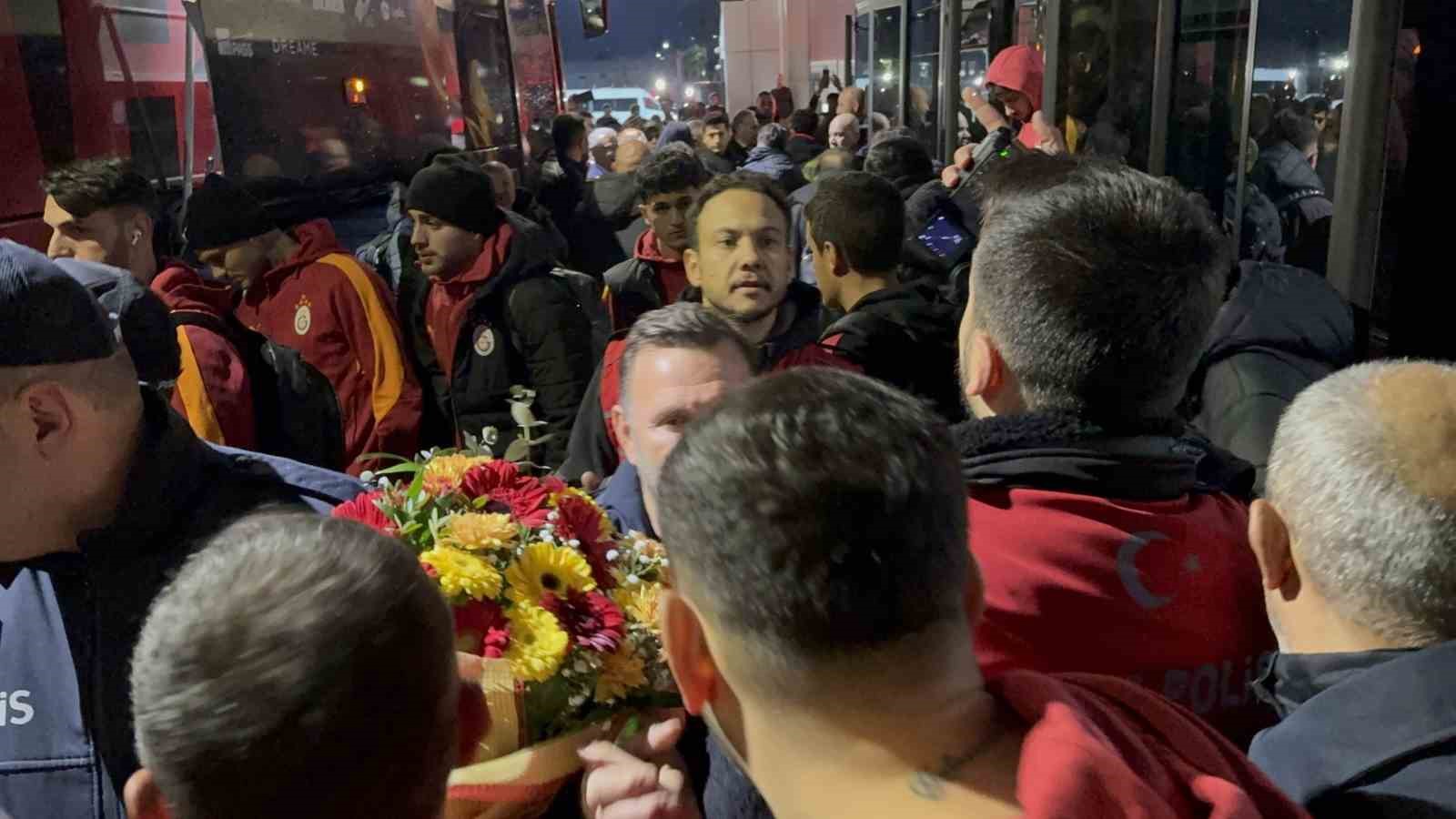 Galatasaray, Fethiye’de çiçeklerle karşılandı
Galatasaray, Fethiye’de çiçeklerle karşılandı