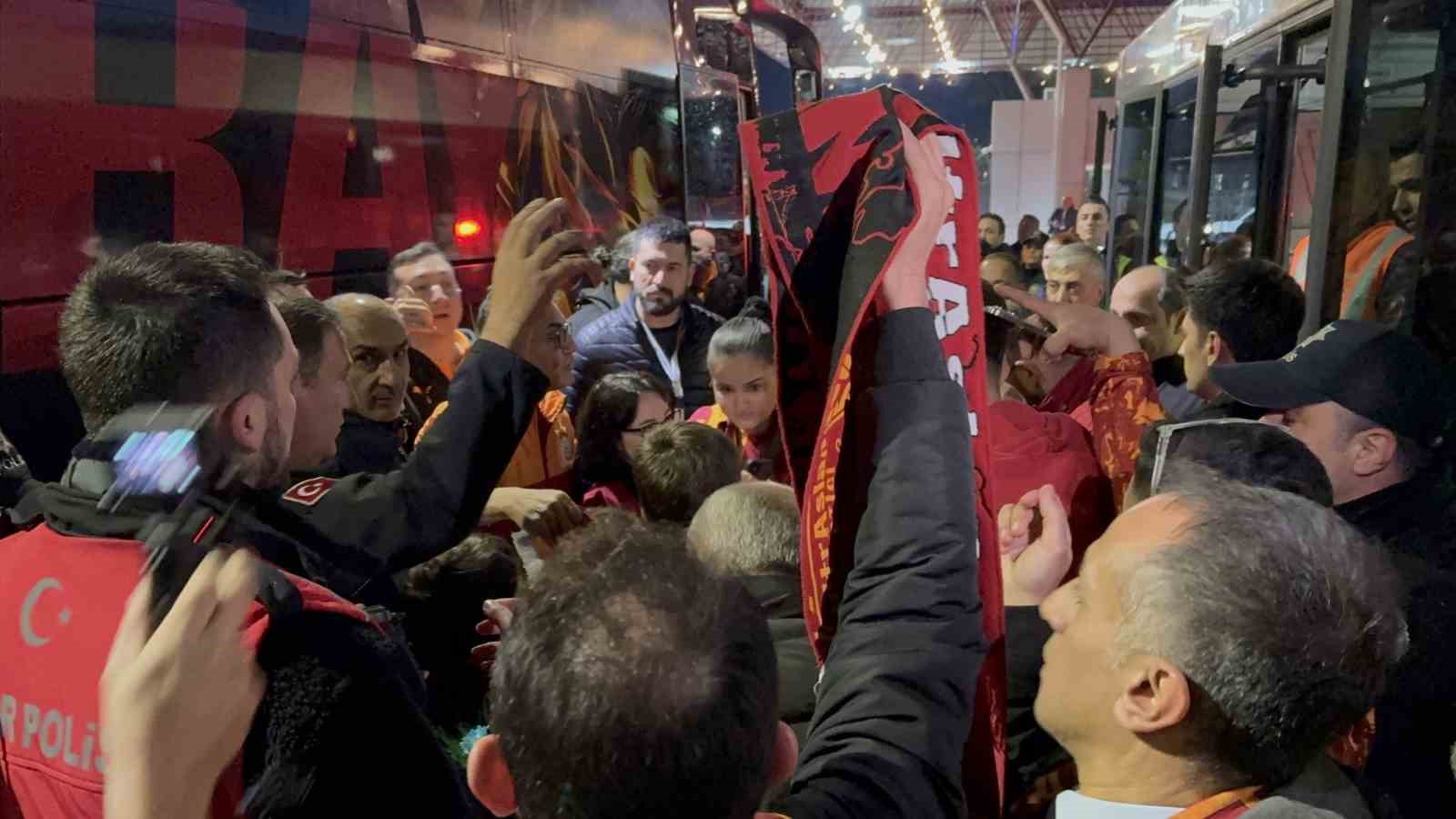 Galatasaray, Fethiye’de çiçeklerle karşılandı
Galatasaray, Fethiye’de çiçeklerle karşılandı