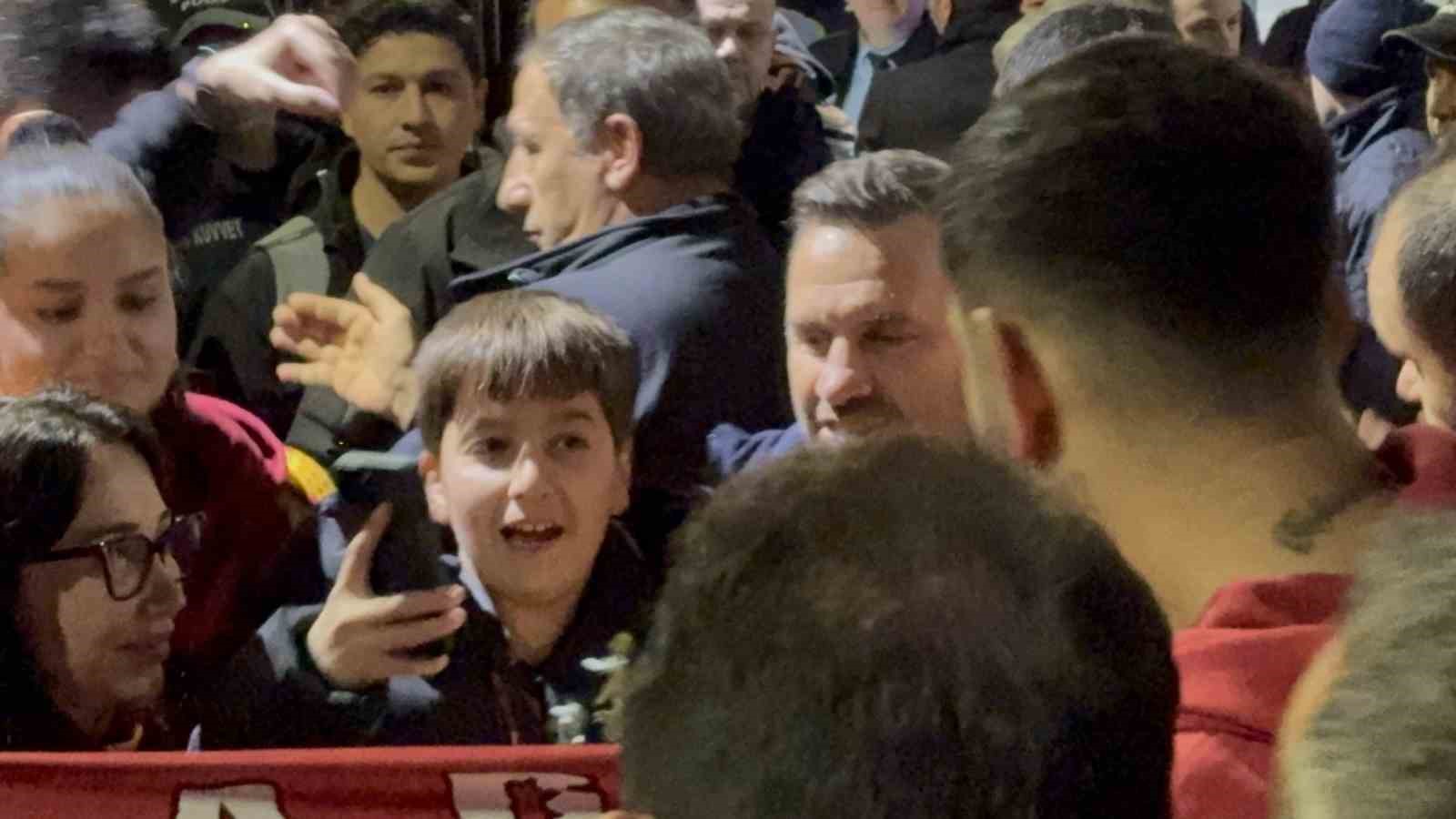 Galatasaray, Fethiye’de çiçeklerle karşılandı
Galatasaray, Fethiye’de çiçeklerle karşılandı