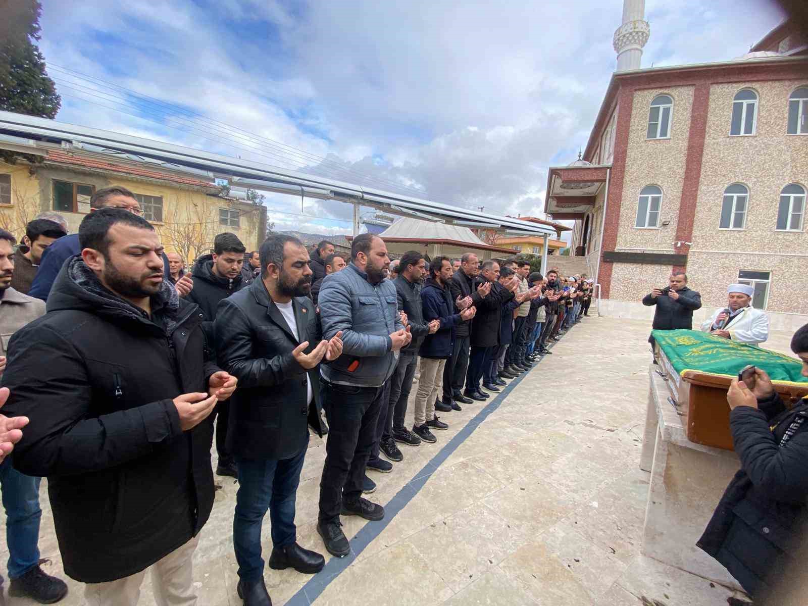 Gazeteci Karapınar 8 ay sonra bu kez baba acısı yaşadı
