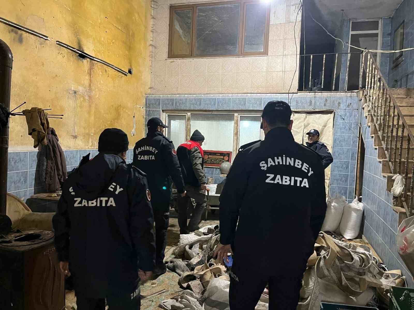 Gaziantep’te bin 300 kilo sağlıksız sakatat ele geçirildi, iş yeri kapatıldı
Gaziantep’te bin 300 kilo sağlıksız sakatat ele geçirildi, iş yeri kapatıldı