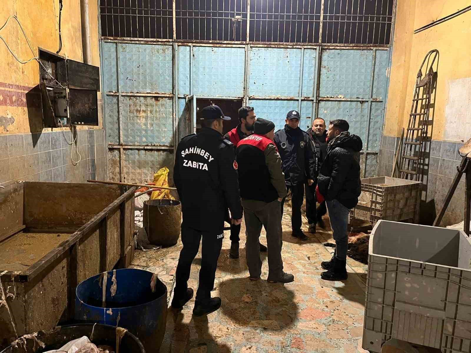 Gaziantep’te bin 300 kilo sağlıksız sakatat ele geçirildi, iş yeri kapatıldı
Gaziantep’te bin 300 kilo sağlıksız sakatat ele geçirildi, iş yeri kapatıldı