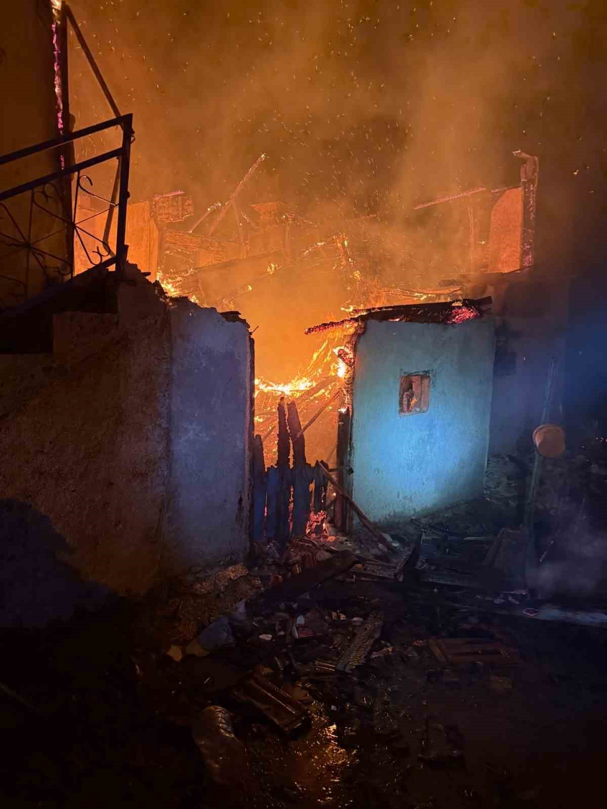 Gece yarısı çıkan yangında 1 ev kullanılamaz hale geldi
Gece yarısı çıkan yangında 1 ev kullanılamaz hale geldi