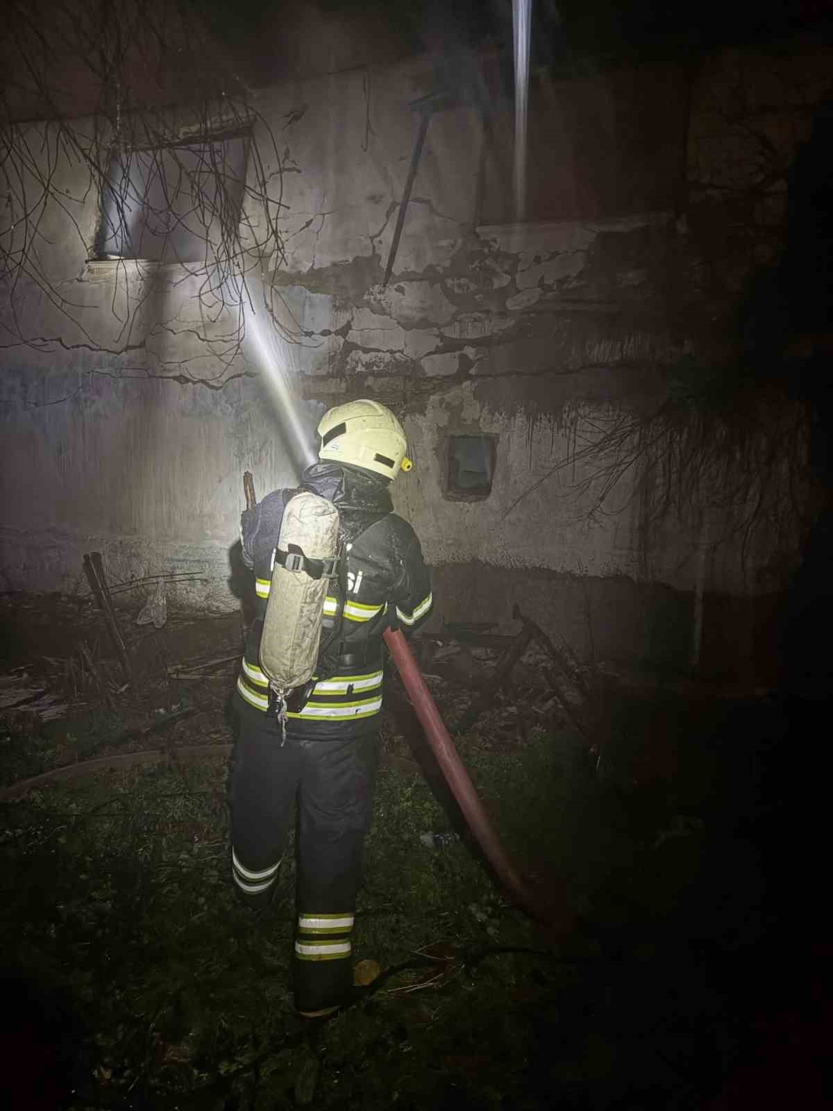 Gece yarısı çıkan yangında 1 ev kullanılamaz hale geldi
Gece yarısı çıkan yangında 1 ev kullanılamaz hale geldi