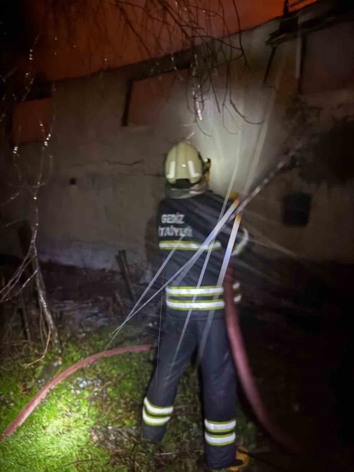 Gece yarısı çıkan yangında 1 ev kullanılamaz hale geldi
Gece yarısı çıkan yangında 1 ev kullanılamaz hale geldi