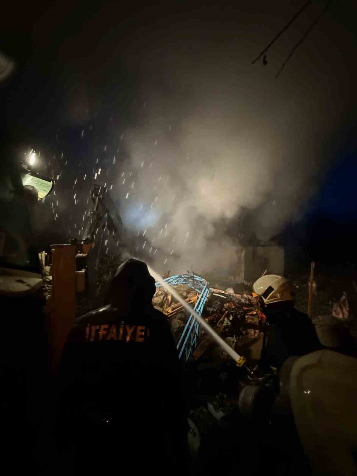 Gece yarısı çıkan yangında 1 ev kullanılamaz hale geldi
Gece yarısı çıkan yangında 1 ev kullanılamaz hale geldi