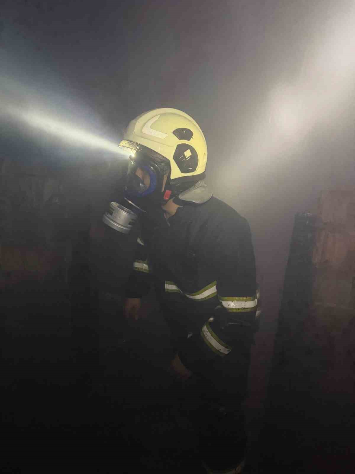 Gece yarısı çıkan yangında 1 ev kullanılamaz hale geldi
Gece yarısı çıkan yangında 1 ev kullanılamaz hale geldi