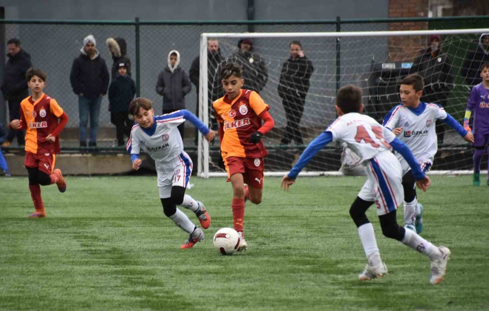 Geleceğin yıldız futbolcu adayları Balıkesir’de sahne aldı
Geleceğin yıldız futbolcu adayları Balıkesir’de sahne aldı