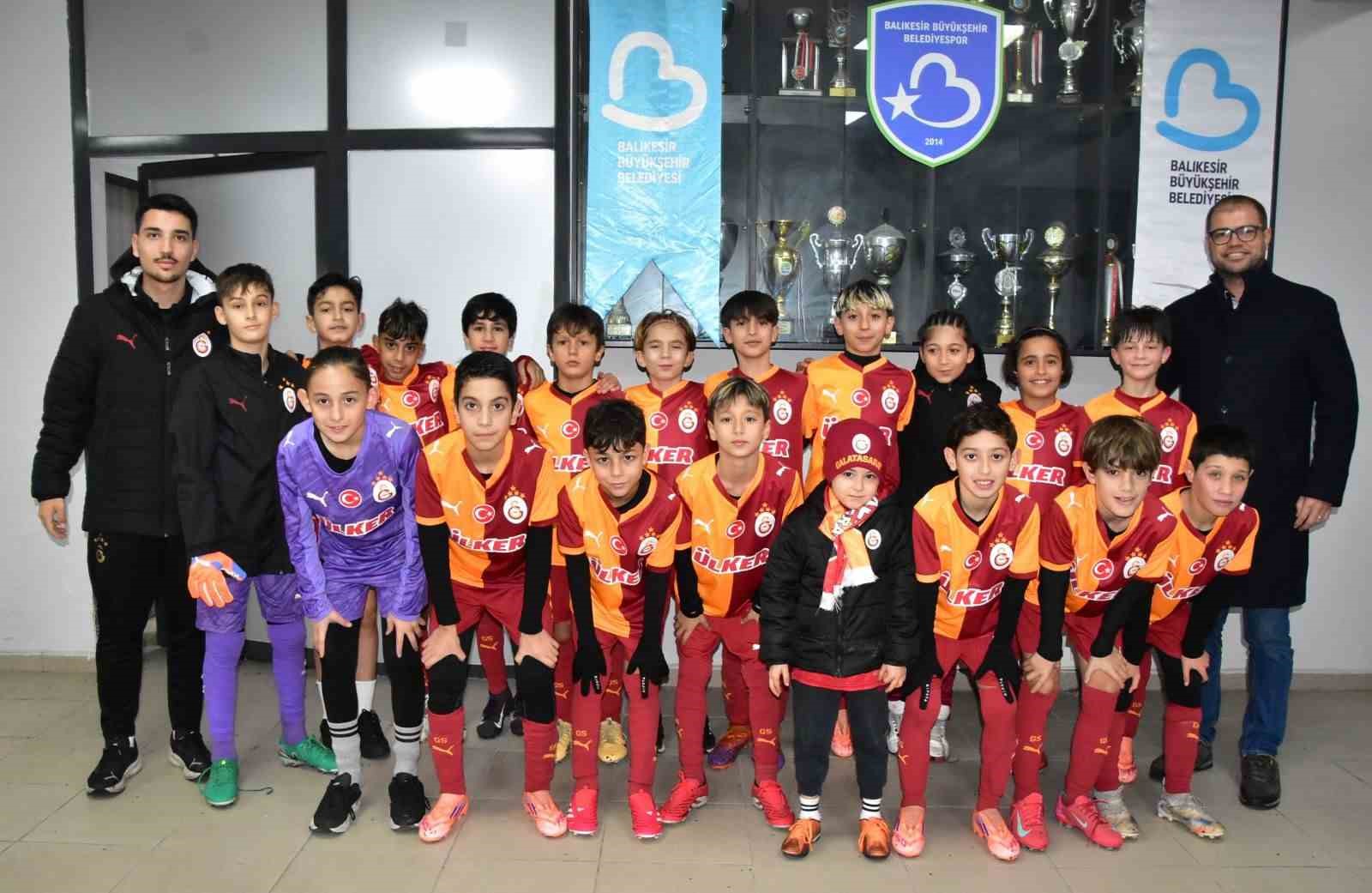 Geleceğin yıldız futbolcu adayları Balıkesir’de sahne aldı
Geleceğin yıldız futbolcu adayları Balıkesir’de sahne aldı