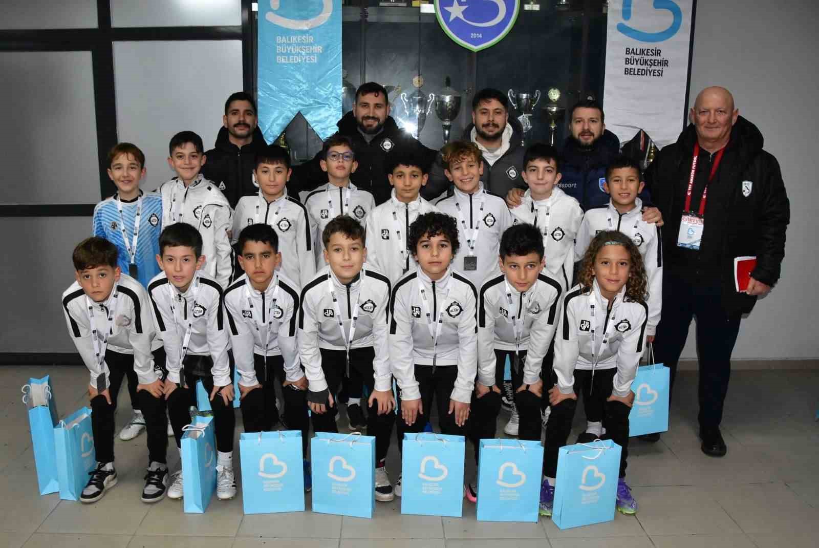 Geleceğin yıldız futbolcu adayları Balıkesir’de sahne aldı
Geleceğin yıldız futbolcu adayları Balıkesir’de sahne aldı