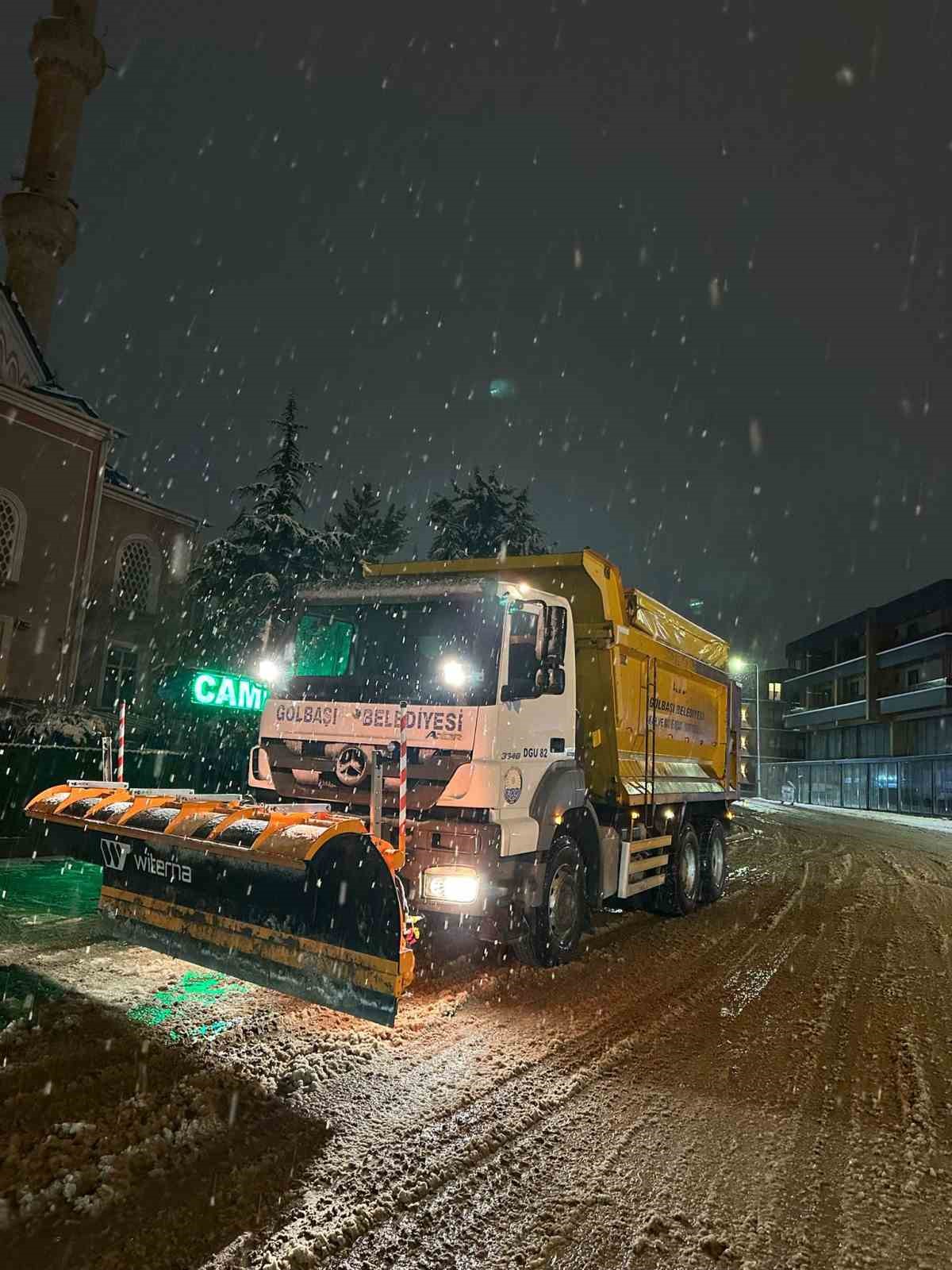 Gölbaşı Belediyesi, kar küreme ve tuzlama çalışmalarına aralıksız devam ediyor
