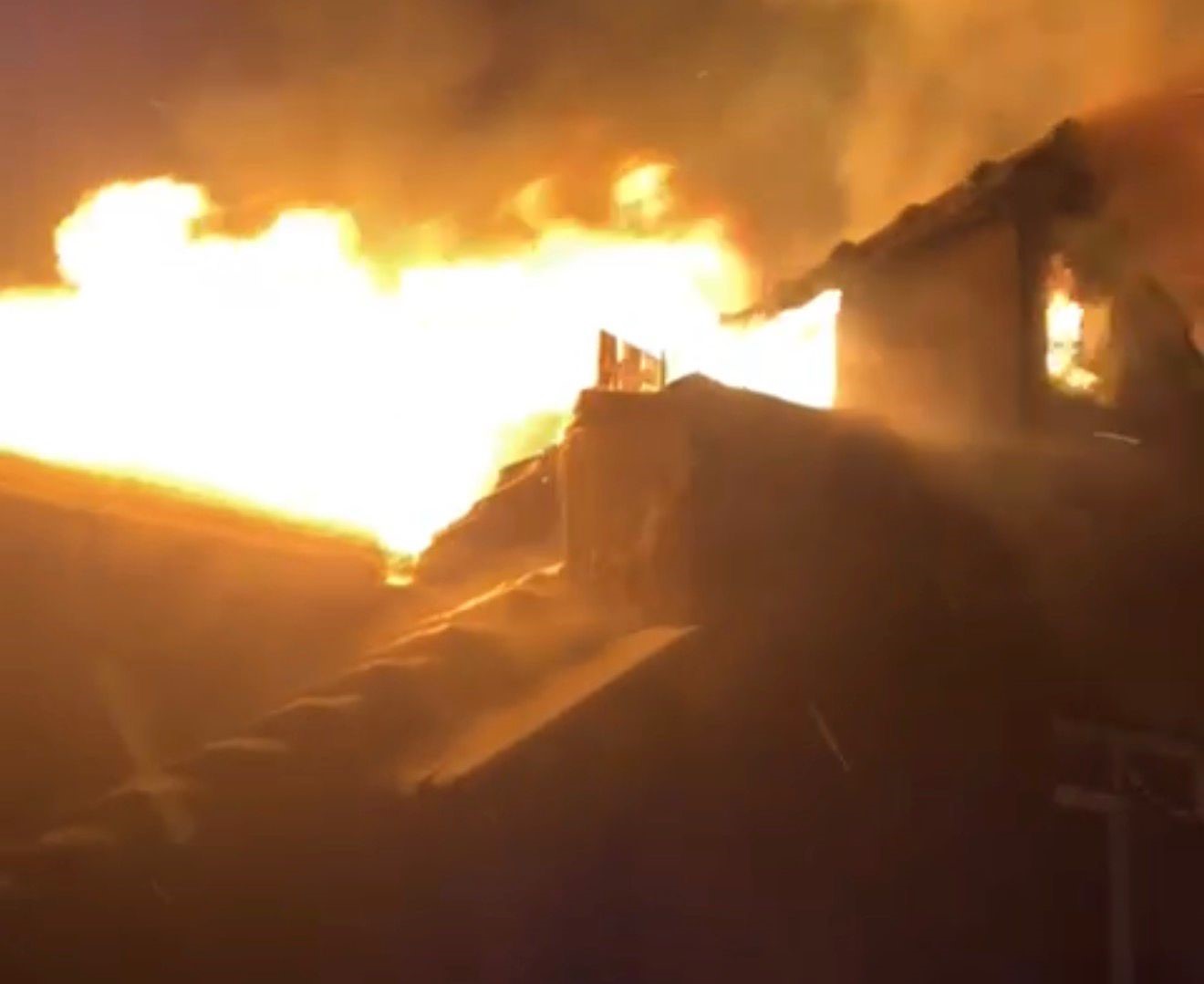 Gönen’de ev yangını: Çatı alevlere teslim oldu
Gönen’de ev yangını: Çatı alevlere teslim oldu