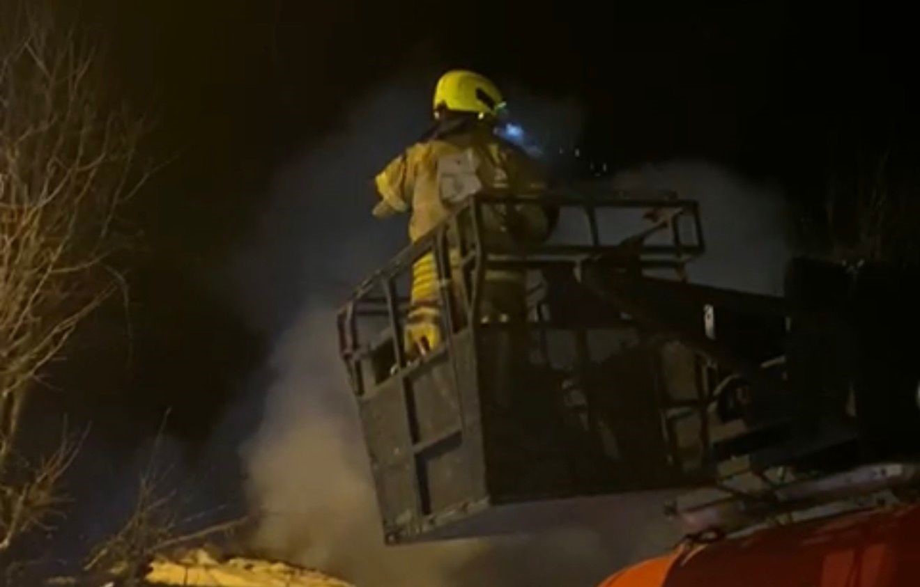 Gönen’de ev yangını: Çatı alevlere teslim oldu
Gönen’de ev yangını: Çatı alevlere teslim oldu