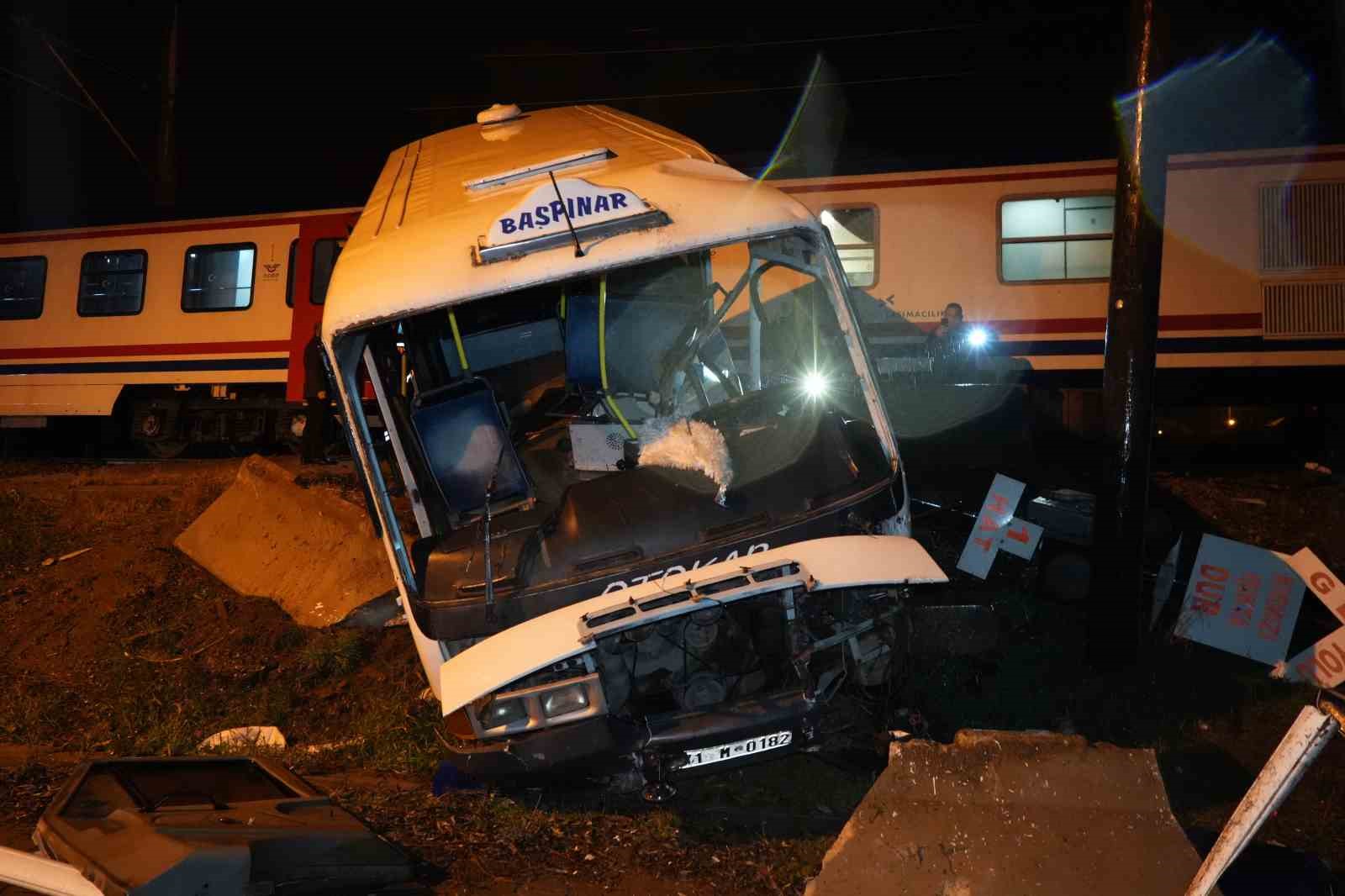 Hemzemin geçitte mahsur kalan dolmuşa tren çarptı, sürücü saniyelerle kurtuldu... Feci kaza kamerada
