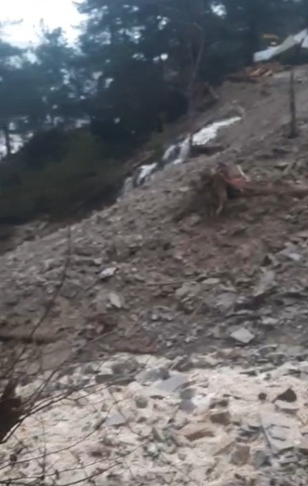 İnebolu-Doğanyurt-Cide karayolu heyelan sebebiyle ulaşıma kapandı
İnebolu-Doğanyurt-Cide karayolu heyelan sebebiyle ulaşıma kapandı