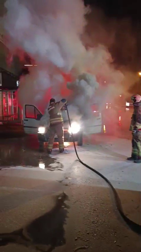 İskenderun’da seyir halindeki araç alevlere teslim oldu
İskenderun’da seyir halindeki araç alevlere teslim oldu