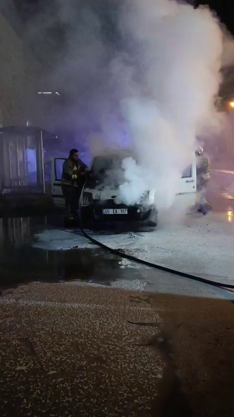 İskenderun’da seyir halindeki araç alevlere teslim oldu
İskenderun’da seyir halindeki araç alevlere teslim oldu