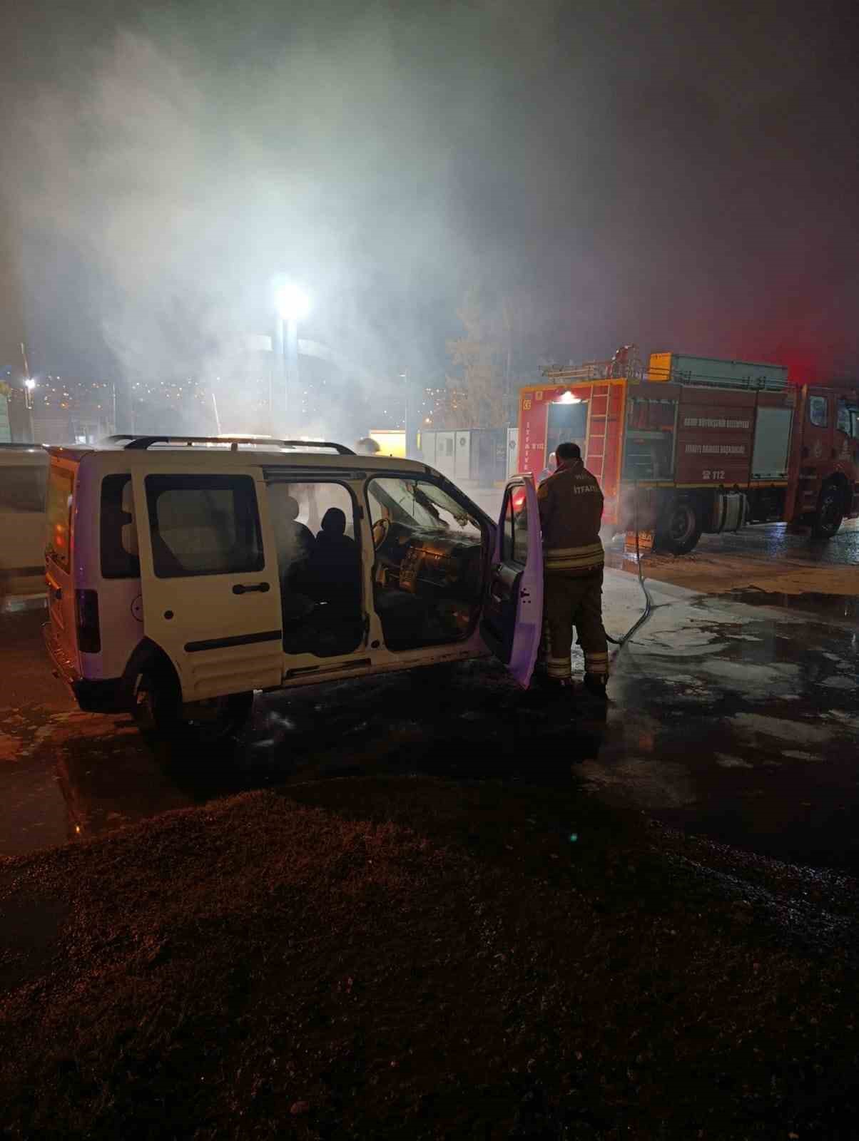 İskenderun’da seyir halindeki araç alevlere teslim oldu
İskenderun’da seyir halindeki araç alevlere teslim oldu